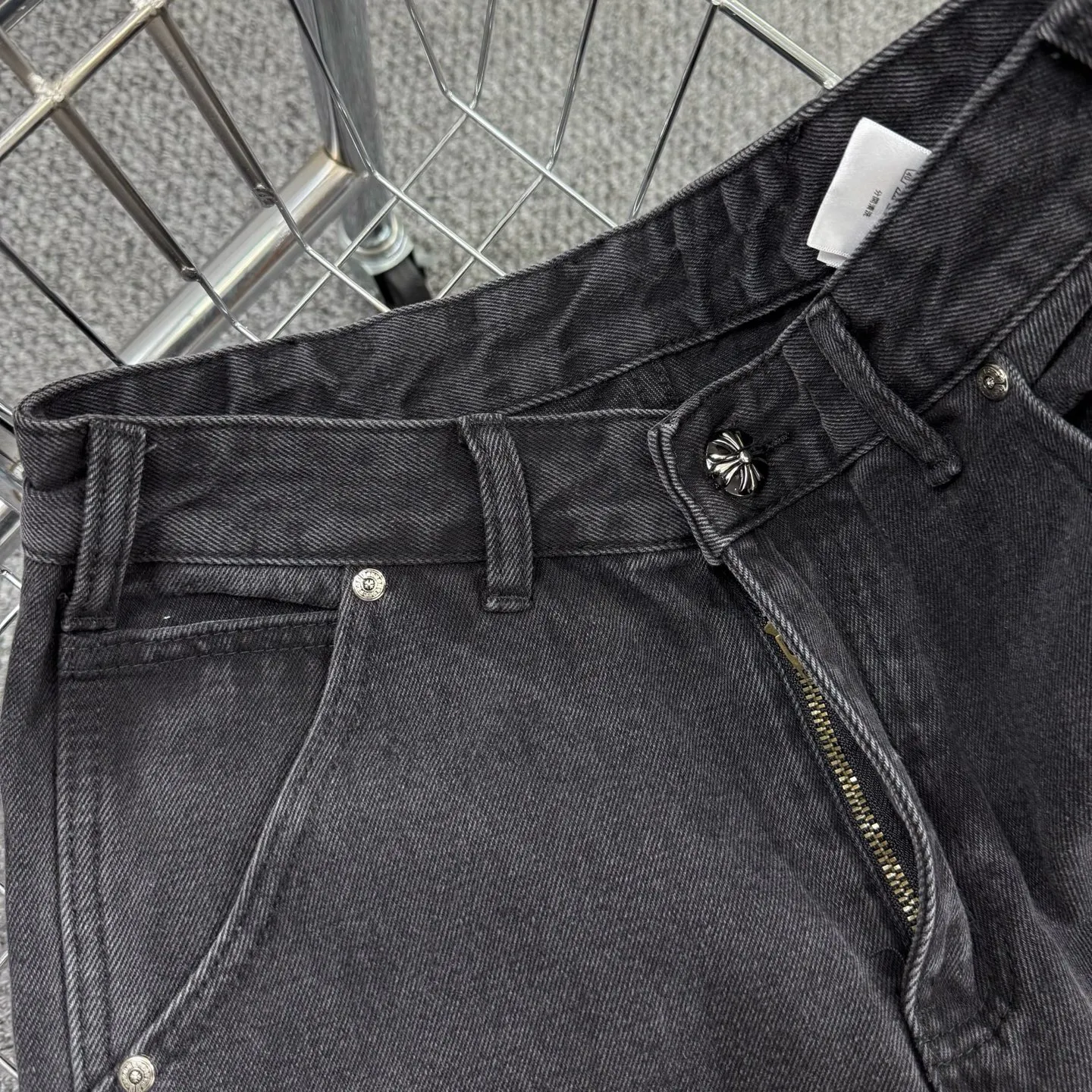 P280 Style number: H861 Chrome Hearts & Chrome Hearts 25FW CH workwear logging black and orange leather limited edition cow king jeans Chrome Hearts' most popular color pants are made of beaded canvas fabric, and heavy washing makes the upper body of the fabric more textured and the pants are tall and straight! The three-dimensional cutting of the whole trousers is a masterpiece! The hardware is customized by zp. The beaded canvas fabric is thick and soft after being washed. It has good breathability. Customized small leather label. Unique design. The details are simple and elegant, and the workmanship is exquisite. The whole trousers are neatly routed and the details are in place! It’s so cool that both men and women can easily control the genderless trend!  Size: 30-32-34-36 Color: black